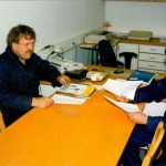 Yrittäjillä riittää paperihommia niin nyt kuin aiemminkin, toteavat Voitto ja Heikki Björni, nykyiset eläkeläiset.