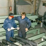 Voitto ja Heikki Björni tarkistamassa, että tuotteesta tuli taas kerran piirustusten mukainen.